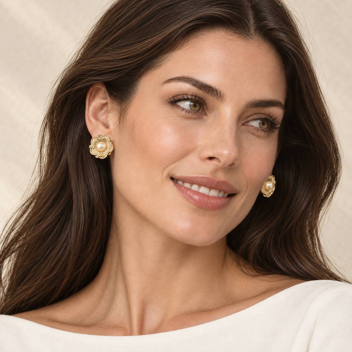 Second Soie Camélia Perle earrings featuring gold-tone floral petals and pearl centers worn by a smiling woman