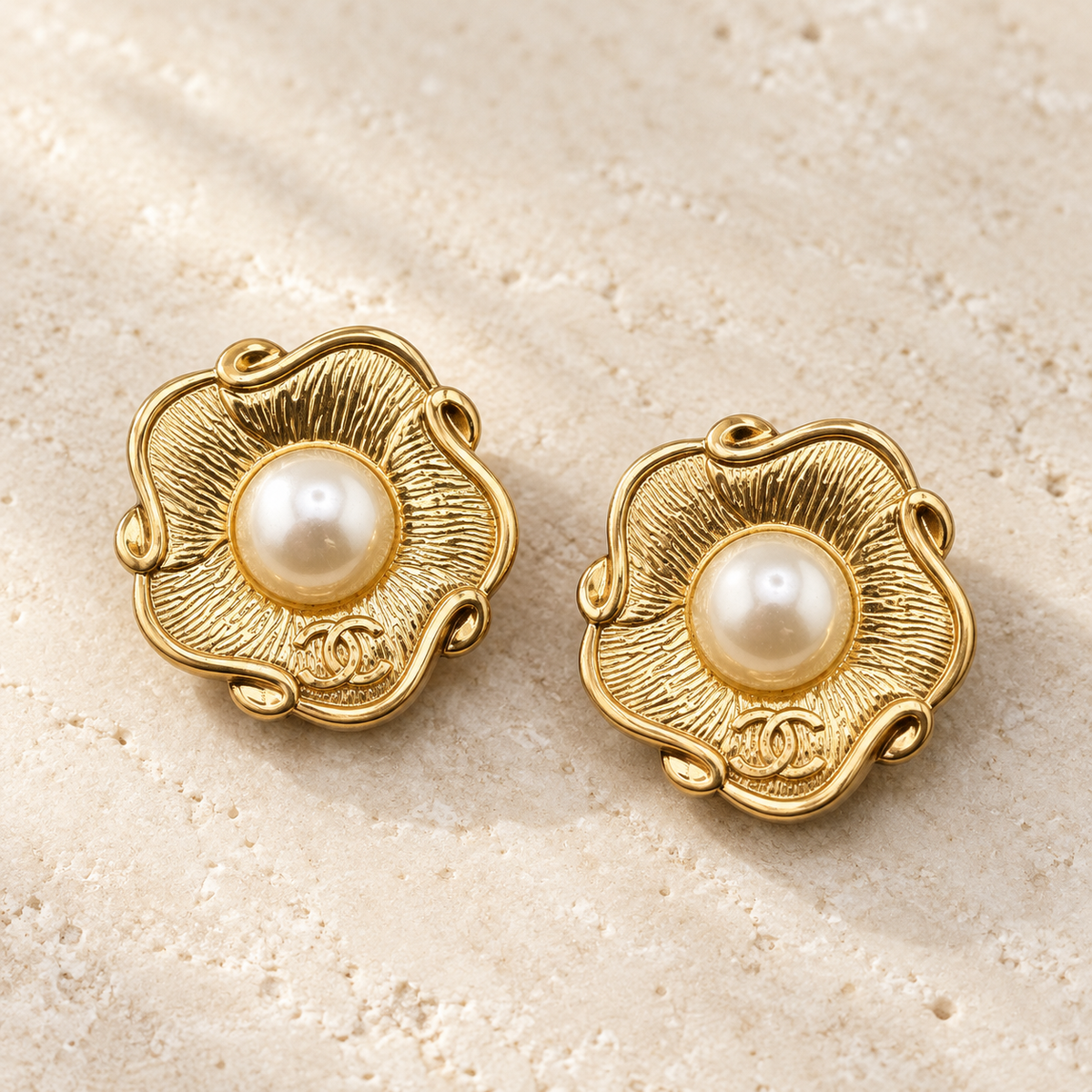 Second Soie vintage Chanel Camélia Perle earrings featuring gold-tone textured petals and a central pearl.